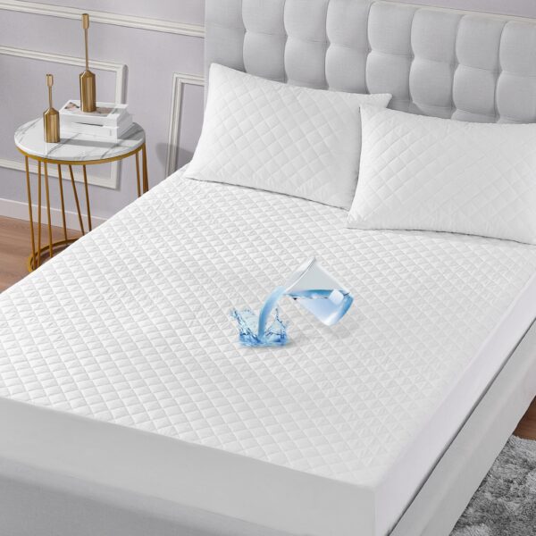 Extra deep waterproof mattress protector with quilted surface and 35 cm fitted stretch skirt